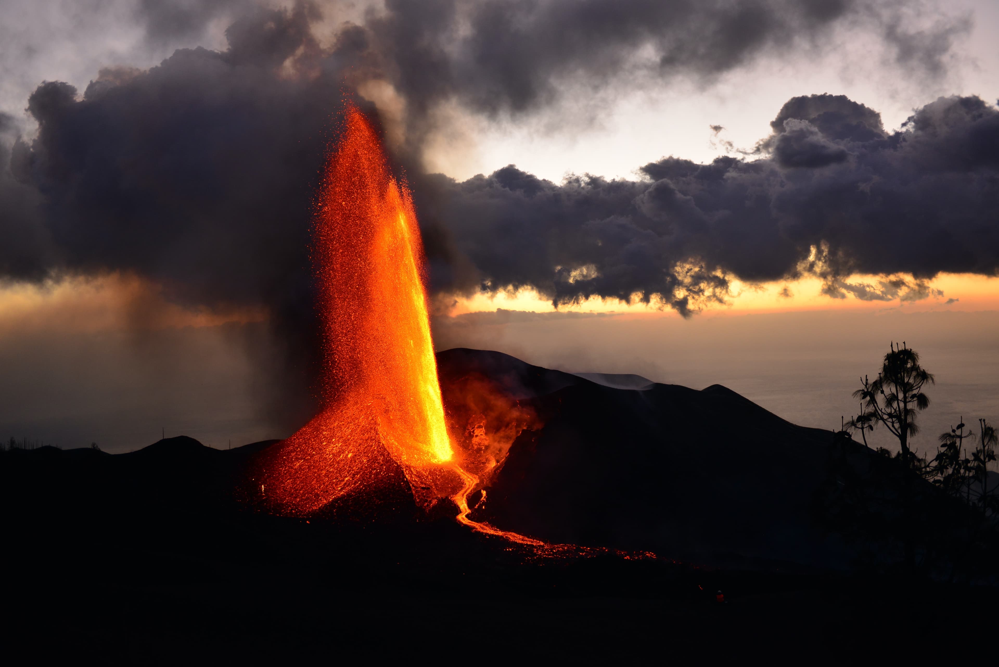 On how to use earthquakes to study a volcano 