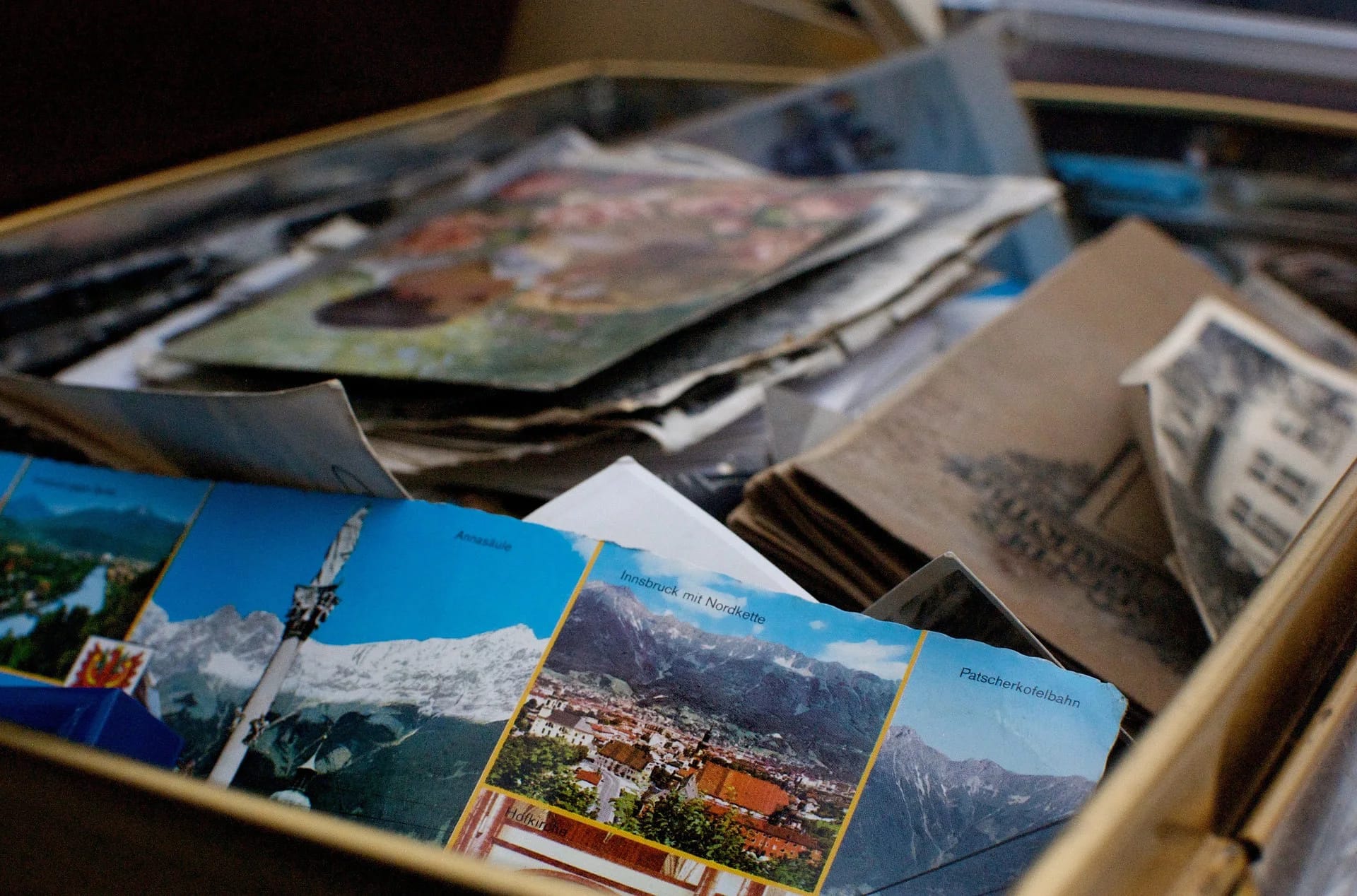 How our brain temporally organizes our memories of past events