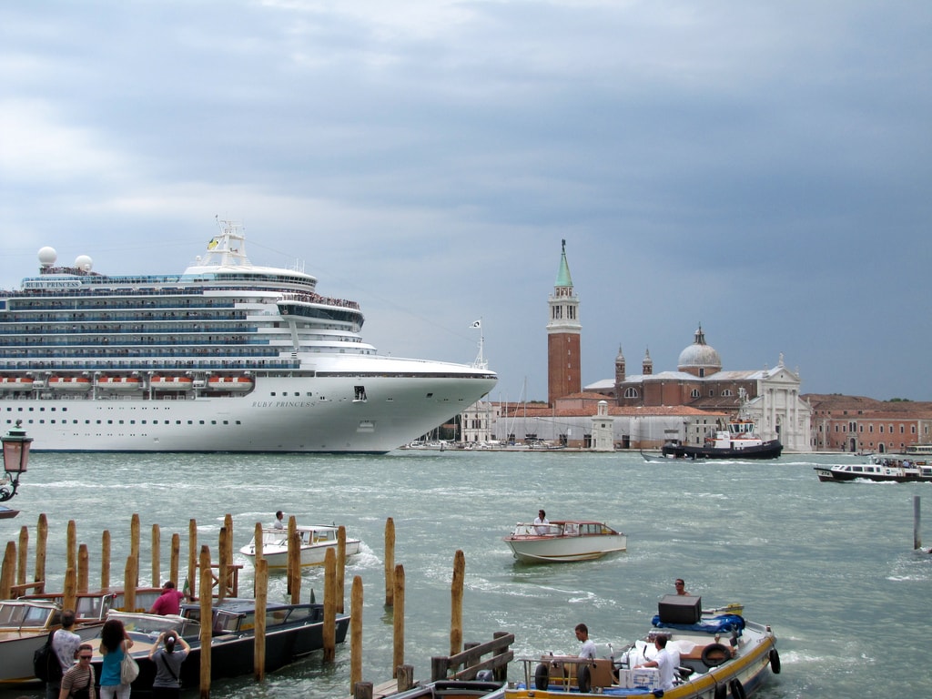 Tourism is not a “smoke-free” industry
